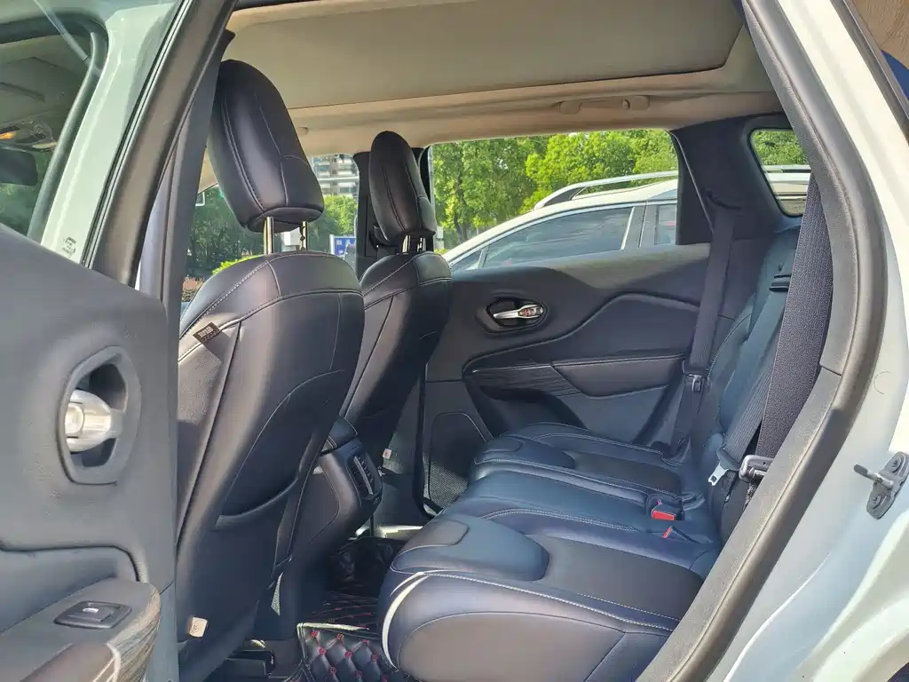 Jeep Cherokee — миниатюра 7