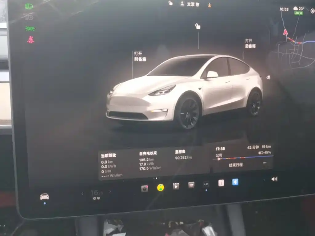 Tesla Model Y — миниатюра 12