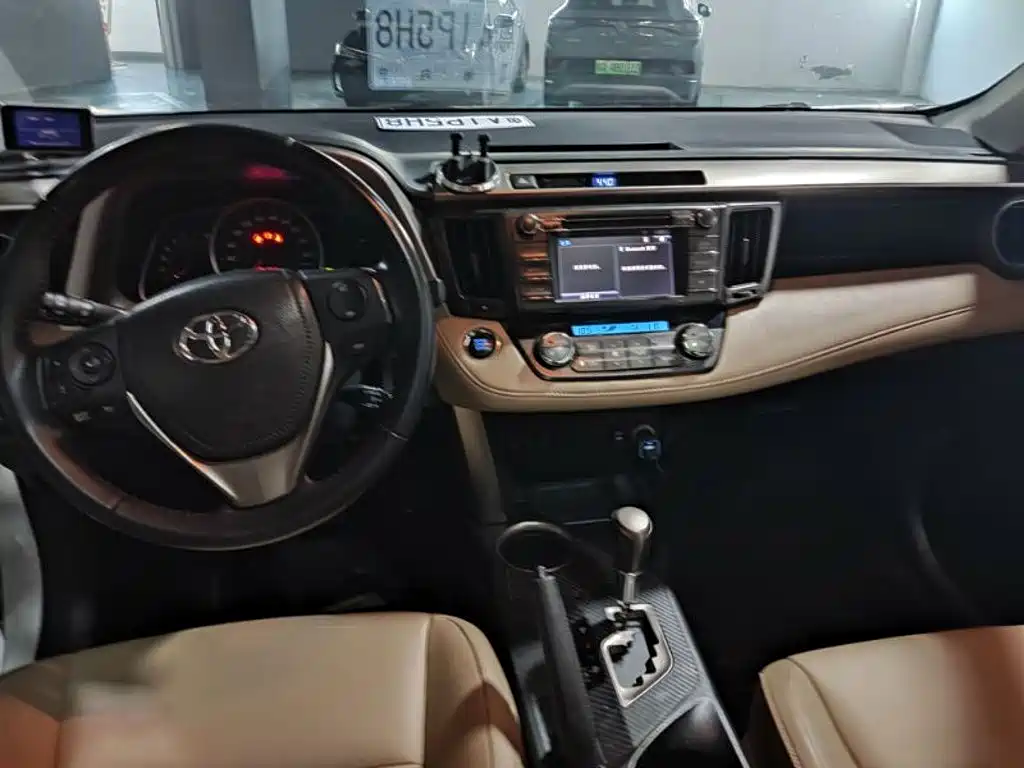 Toyota RAV4 — миниатюра 3