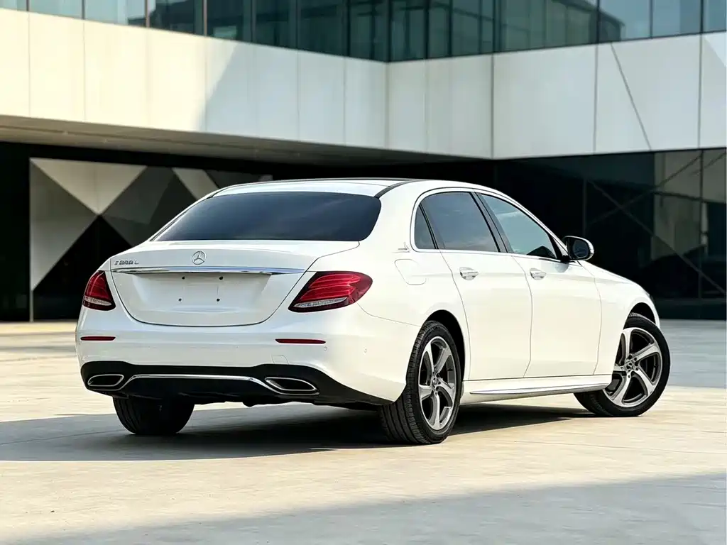 Mercedes-Benz E-Class — миниатюра 2