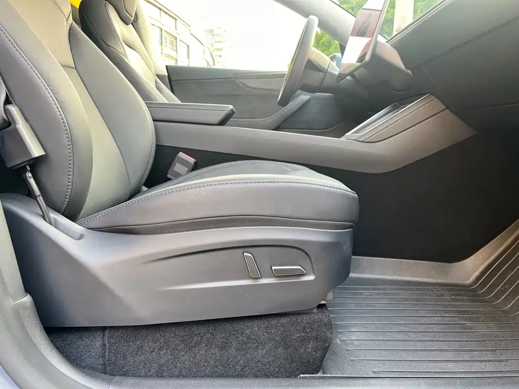 Tesla Model Y — миниатюра 21