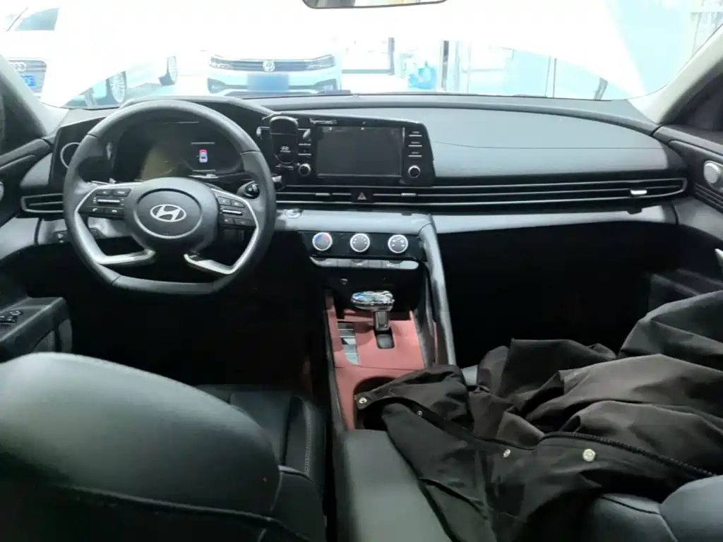 Hyundai Elantra — миниатюра 10