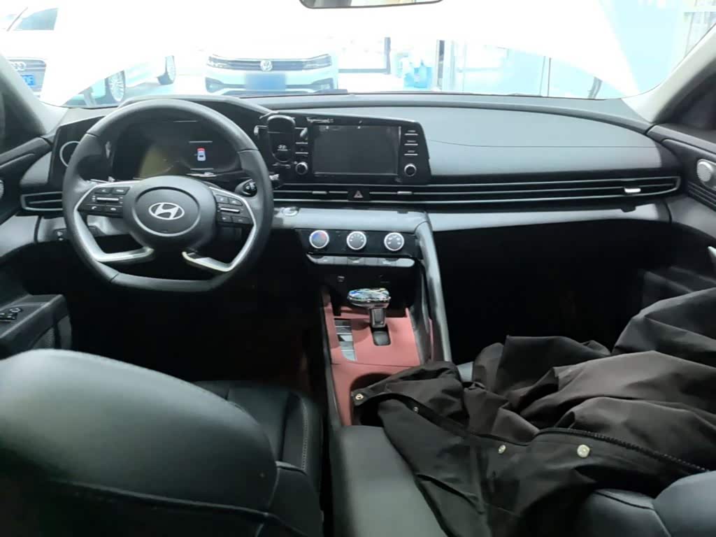 Hyundai Elantra 1.5 л 2025 г. Белый, пробег 4300 км