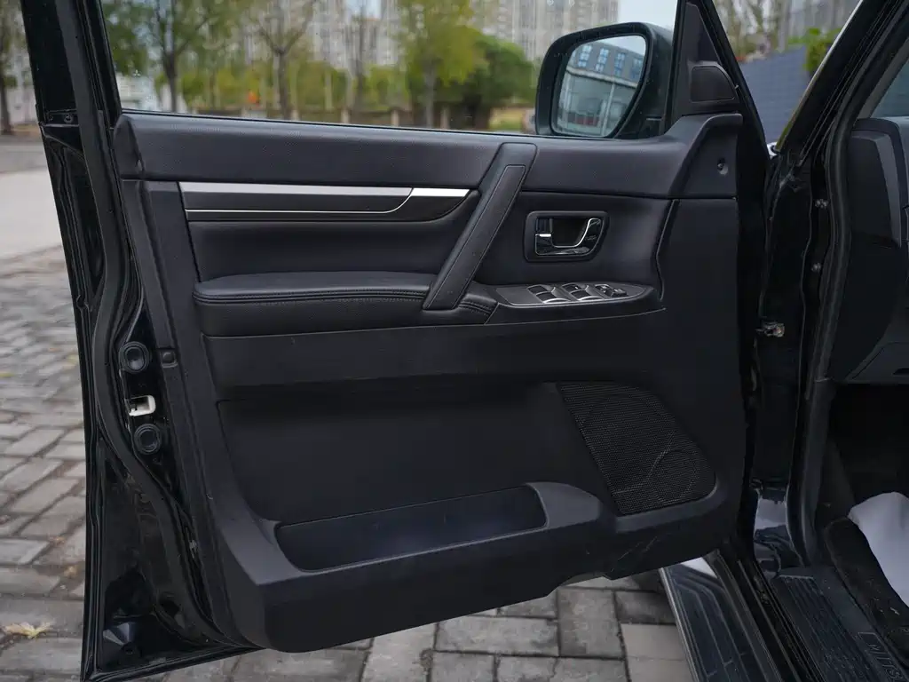 Mitsubishi Pajero (Import) — миниатюра 12