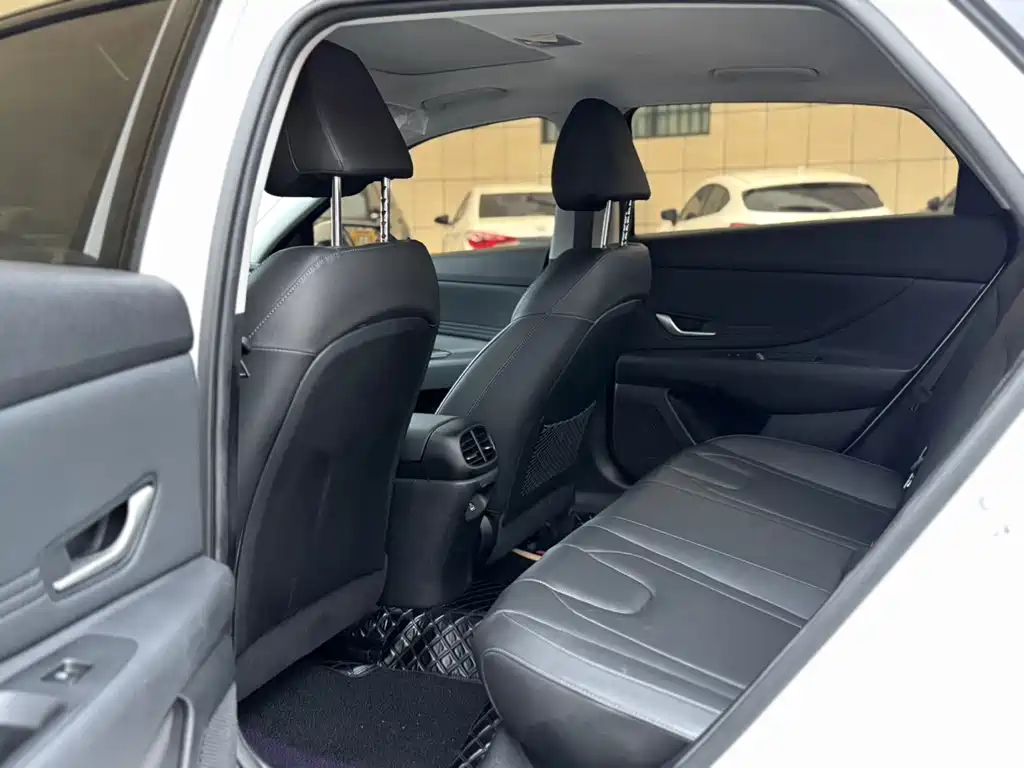 Hyundai Elantra — миниатюра 8