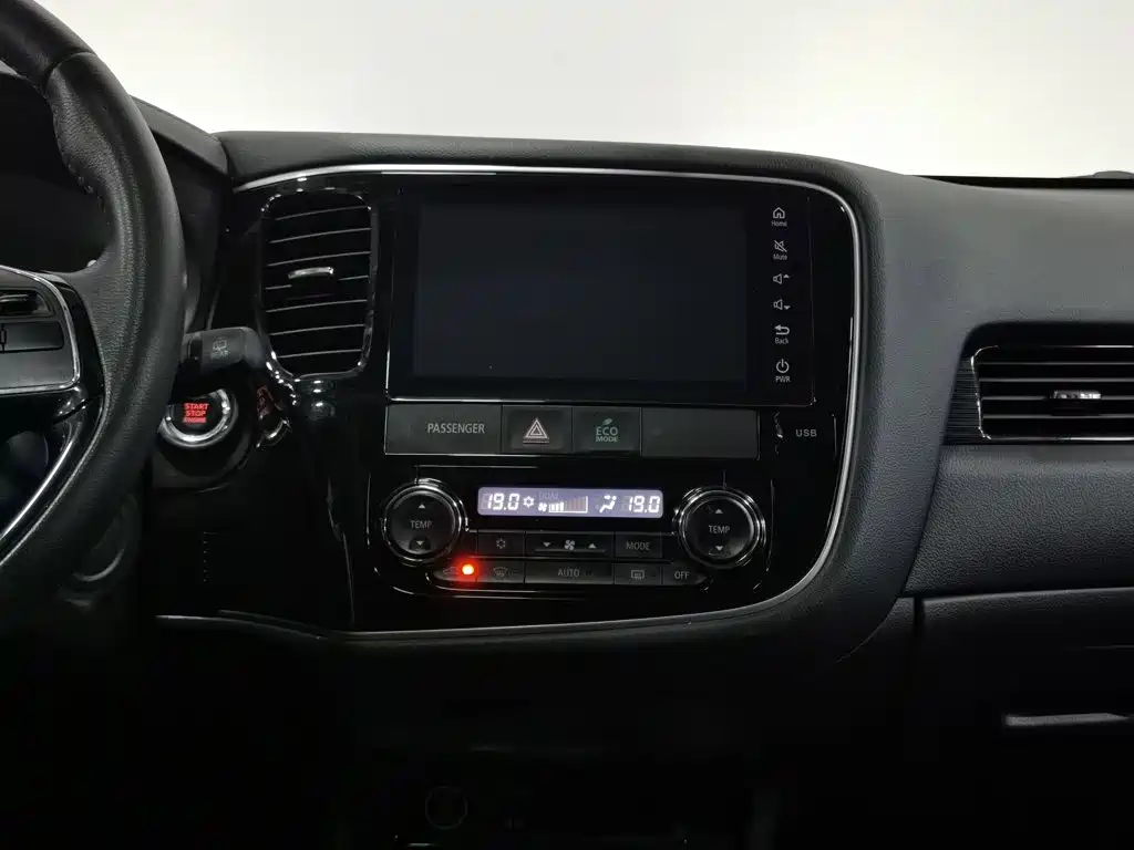 Mitsubishi Outlander — миниатюра 12