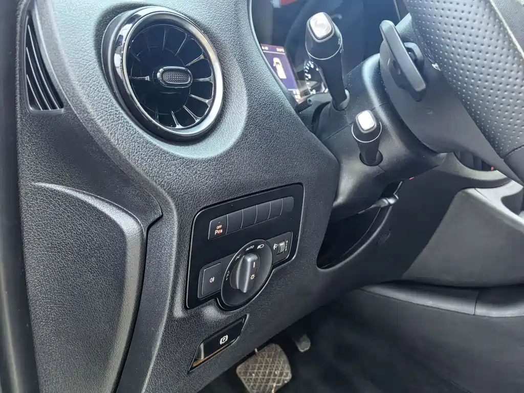 Mercedes-Benz Vito 2023 2.0T 7 мест