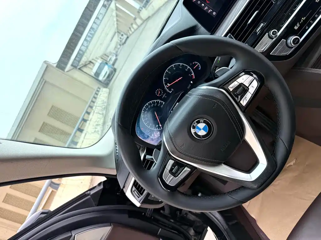 BMW 5 Series — миниатюра 7