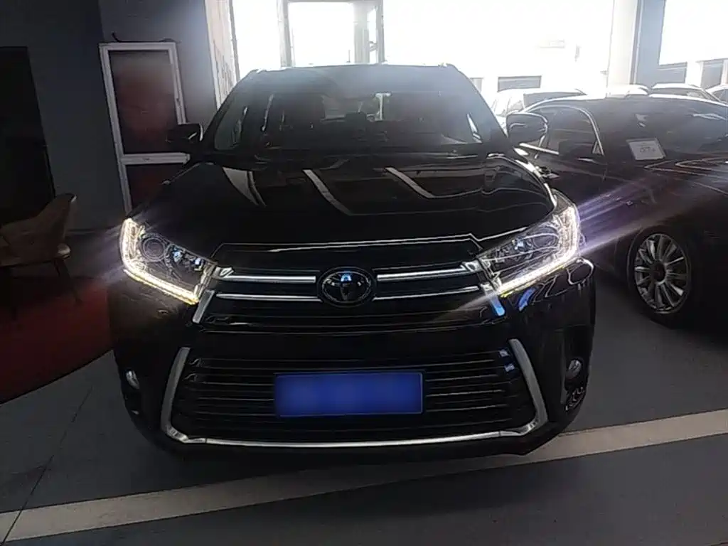 Toyota Highlander 2021 2.0T Luxury 7 мест