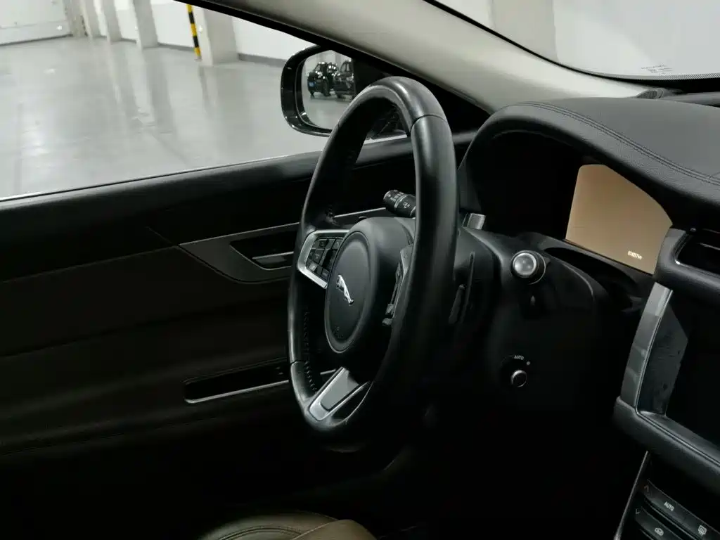 Jaguar XFL — миниатюра 22