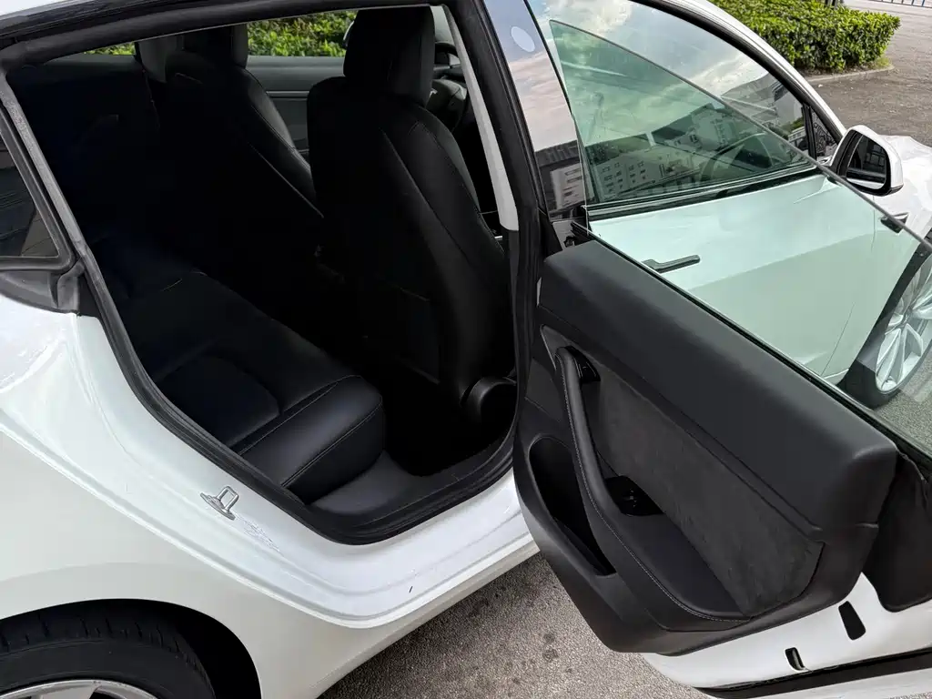 Tesla Model 3 — миниатюра 16