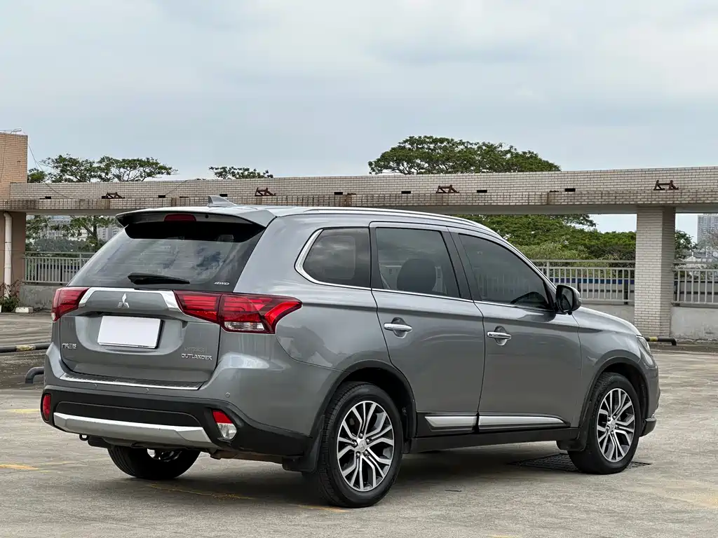 MITSUBISHI OUTLANDER