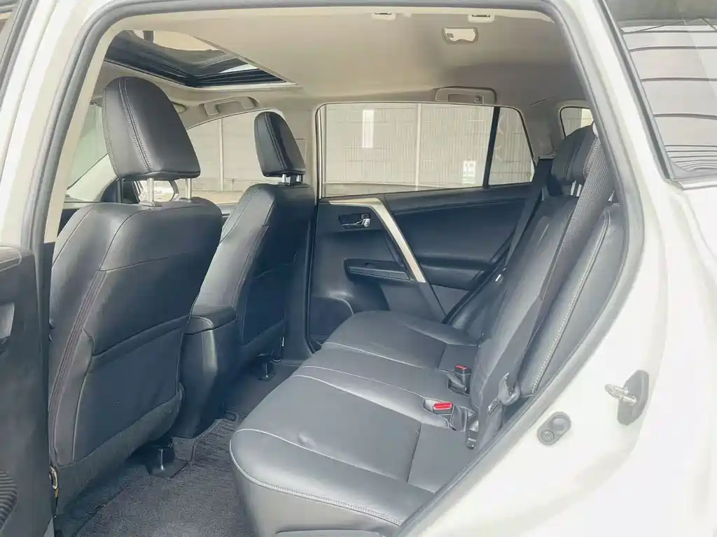 Toyota RAV4 — миниатюра 10