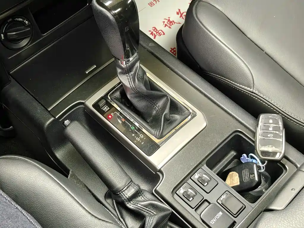 Toyota Land Cruiser Prado 2016 2.7L AT Standard