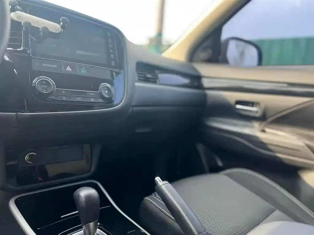 MITSUBISHI OUTLANDER