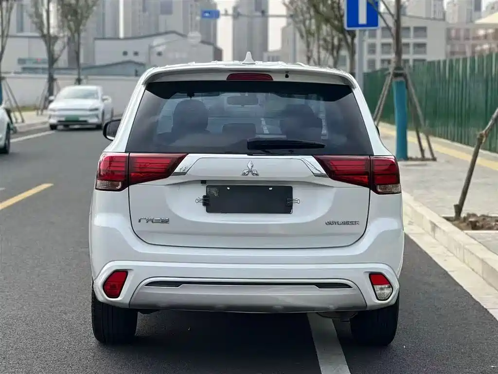 MITSUBISHI OUTLANDER