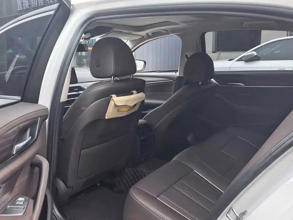 BMW 5 Series — миниатюра 4