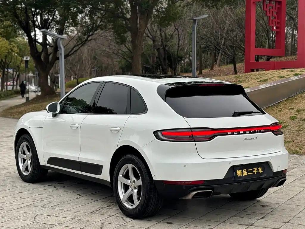 PORSCHE MACAN