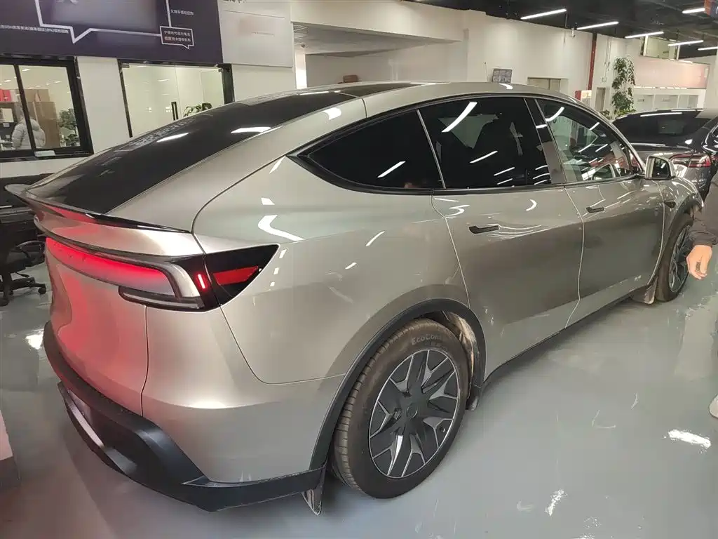 Tesla Model Y L