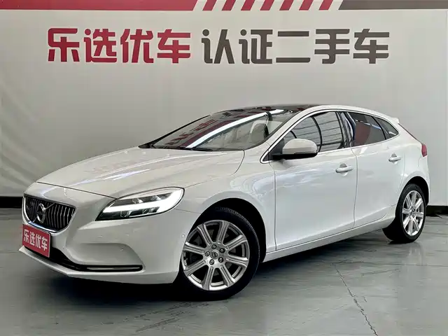 VOLVO V40 2019