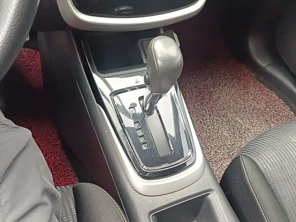 Nissan Tiida — миниатюра 7