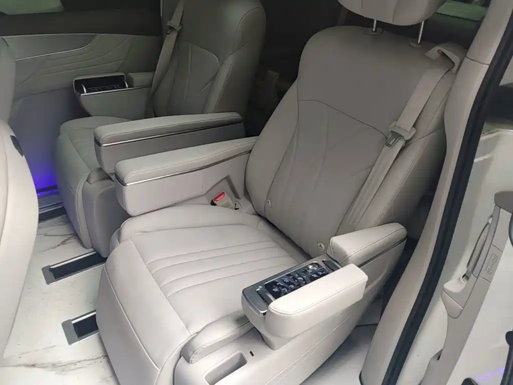 Roewe iMAX8 New Energy — миниатюра 17