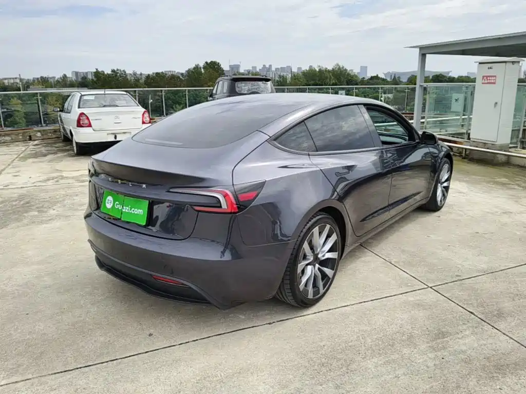 Tesla Model 3 — миниатюра 7