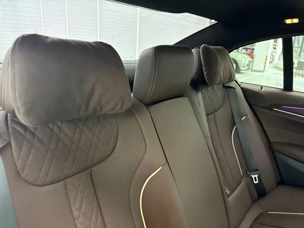 BMW 5 Series — миниатюра 13