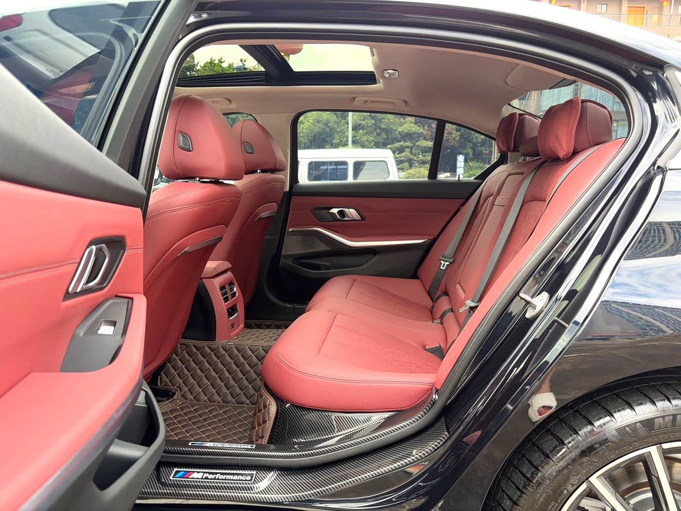 BMW 3 Series 2.0 л 2024 г. Чёрный, пробег 24000 км