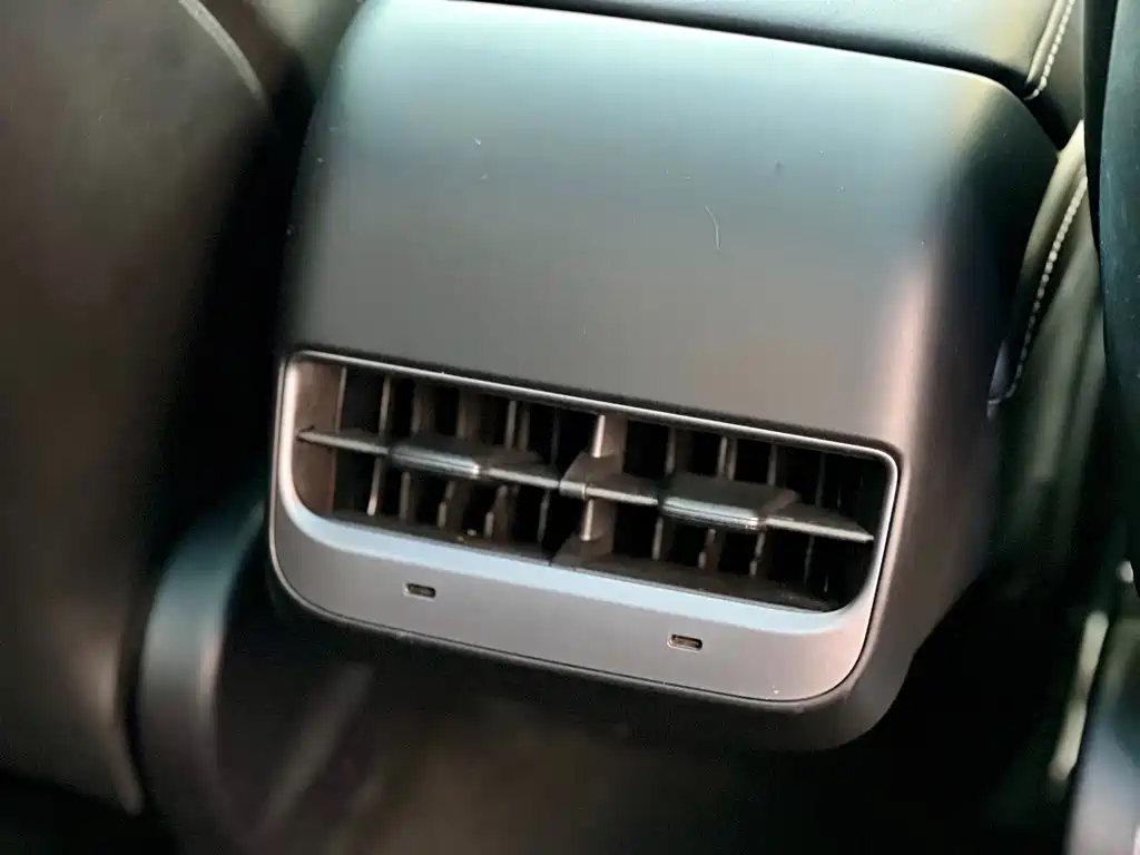 Tesla Model Y — миниатюра 11