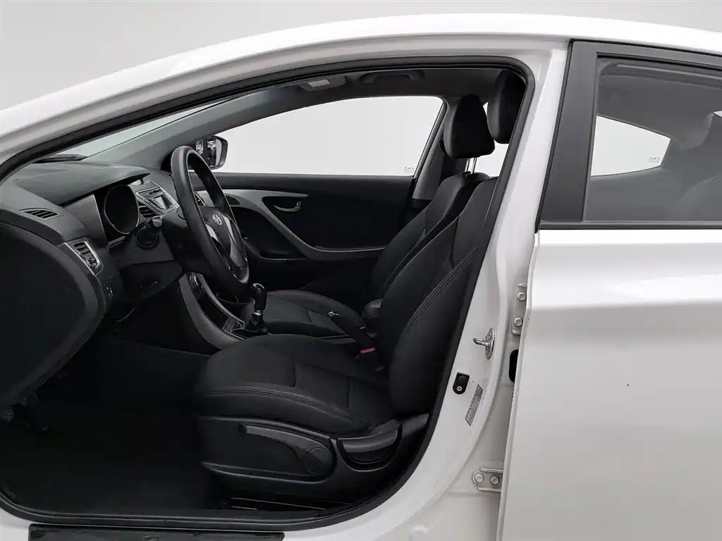 Hyundai Elantra 2015 1.6L MT Fashion