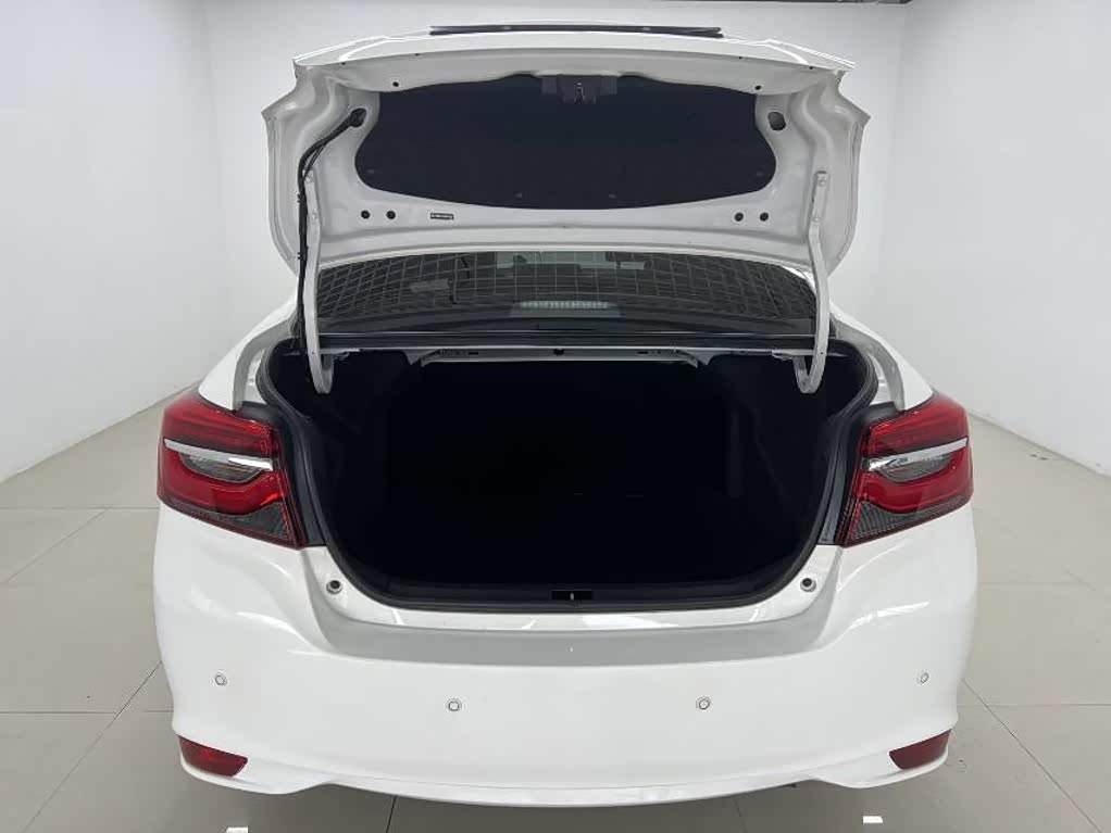 Hyundai Elantra 1.5 л 2023 г. Белый, пробег 28000 км