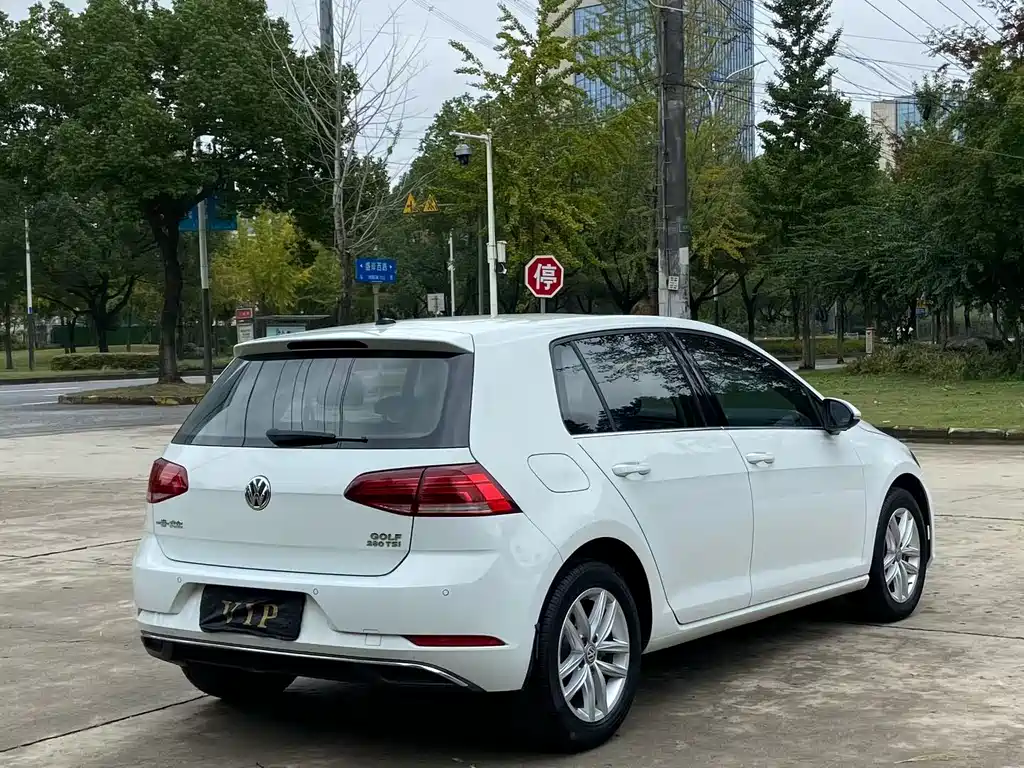 VOLKSWAGEN GOLF