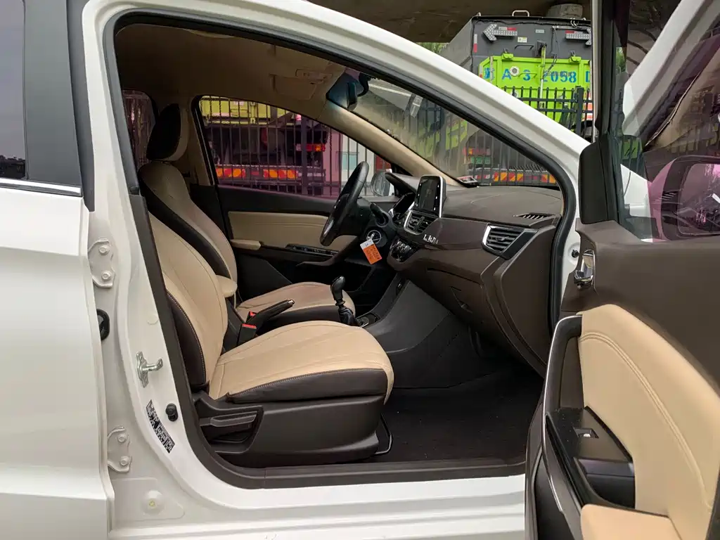 Baojun 310W — миниатюра 10
