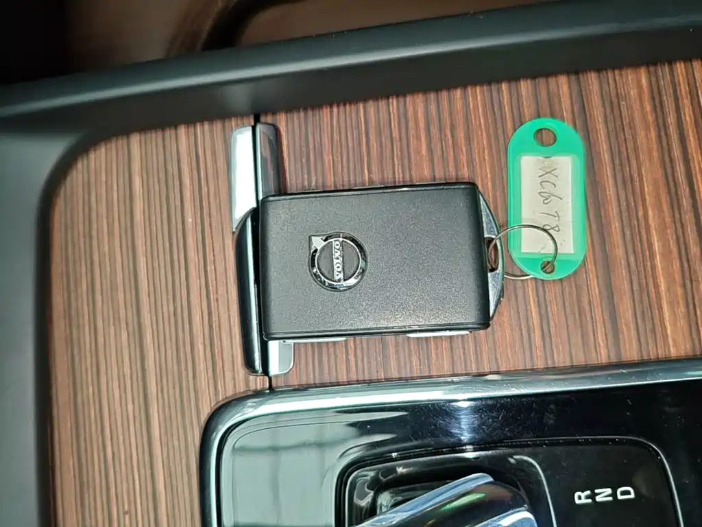 Volvo XC60 PHEV — миниатюра 9