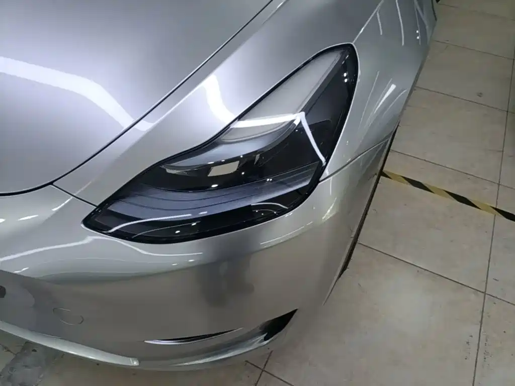 Tesla Model Y — миниатюра 24