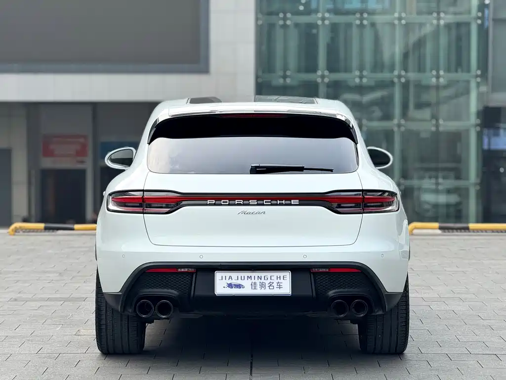 PORSCHE MACAN