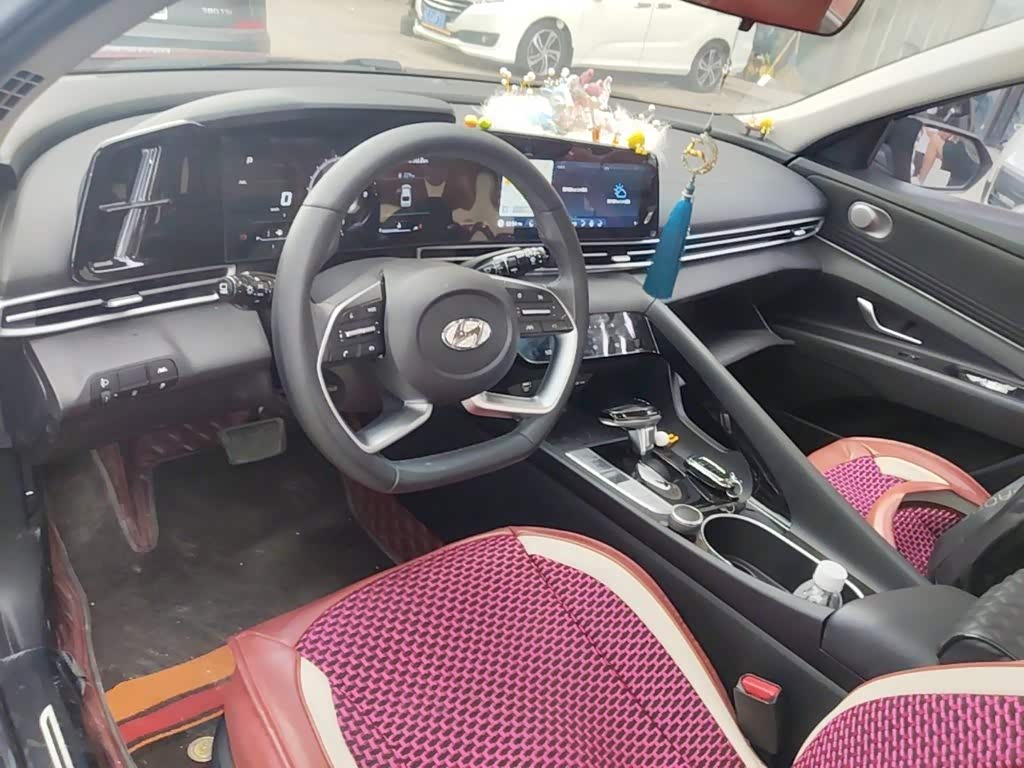 Hyundai Elantra 1.5 л 2022 г. красный/фиолетовый, пробег 38500 км