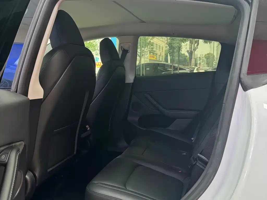Tesla Model Y — миниатюра 5