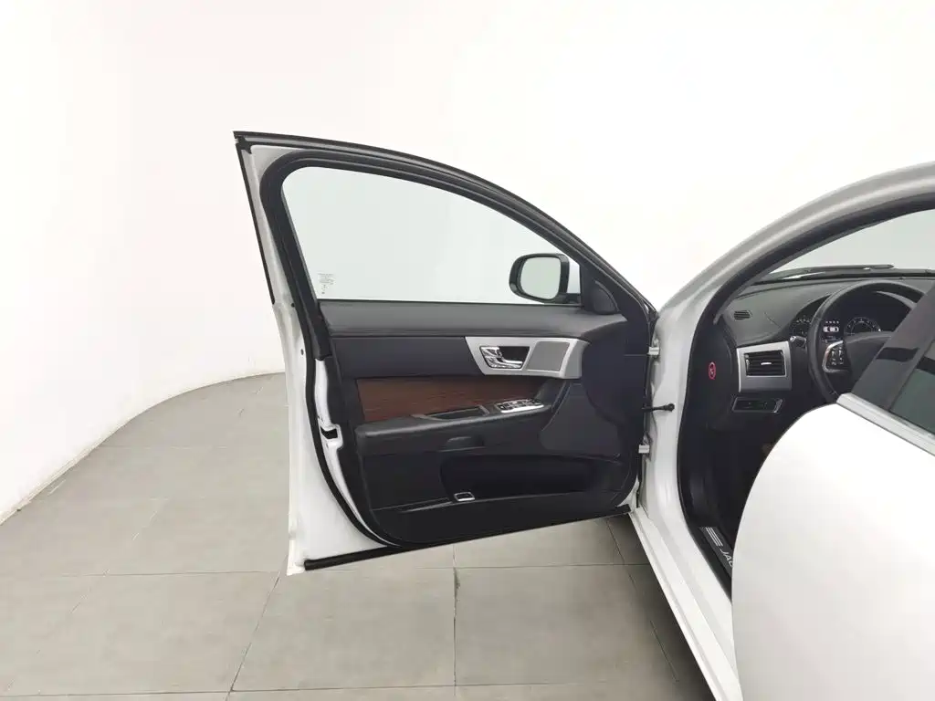 Jaguar XF — миниатюра 8
