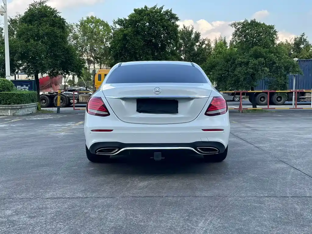 Mercedes-Benz E-Class — миниатюра 10
