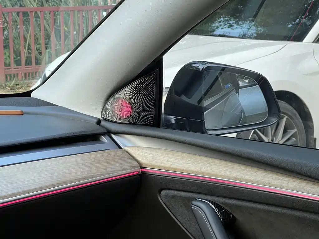 Tesla Model Y — миниатюра 14