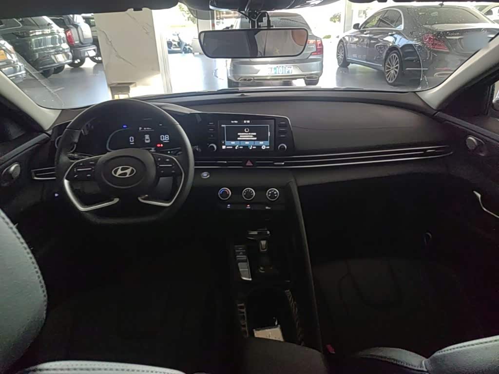 Hyundai Elantra 1.5 л 2024 г. Голубой, пробег 1700 км