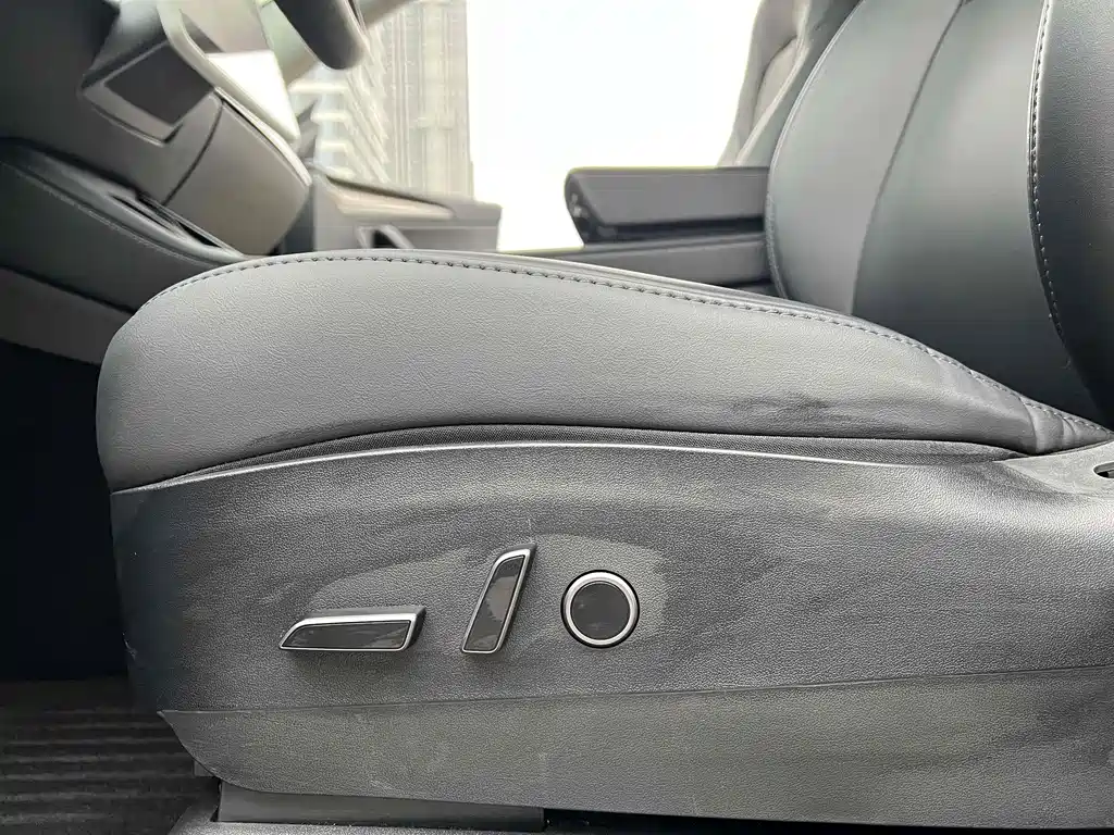 Tesla Model Y — миниатюра 19
