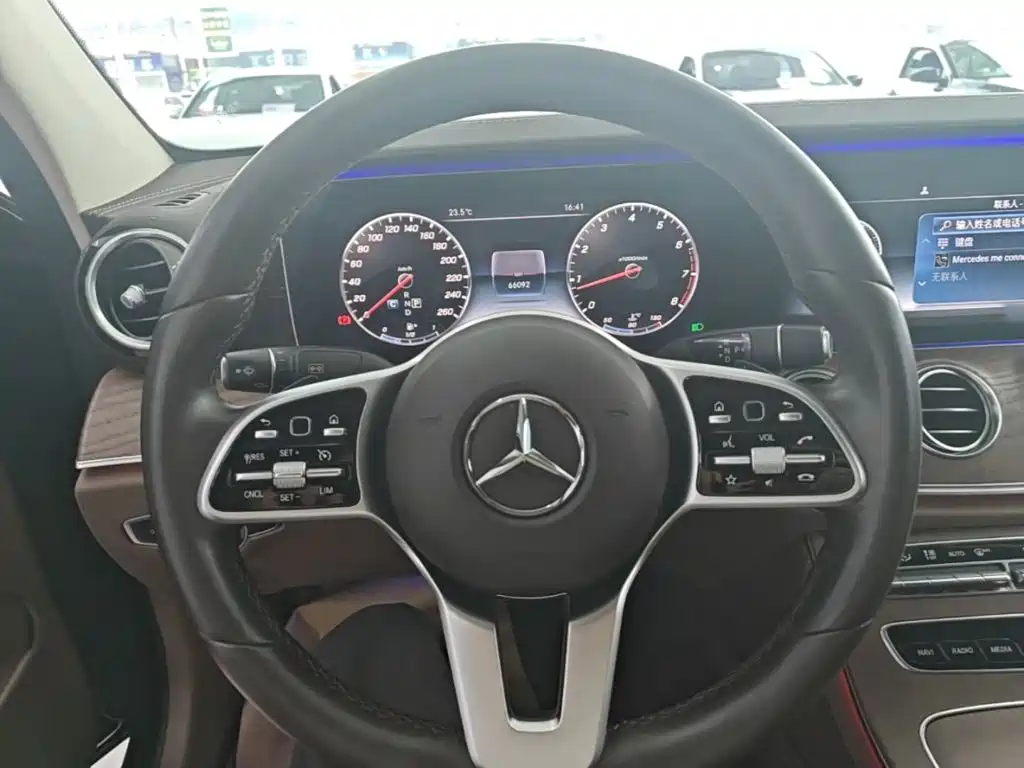Mercedes-Benz E-Class — миниатюра 11
