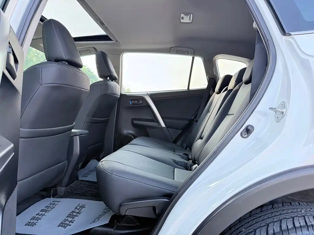 Toyota RAV4 — миниатюра 9