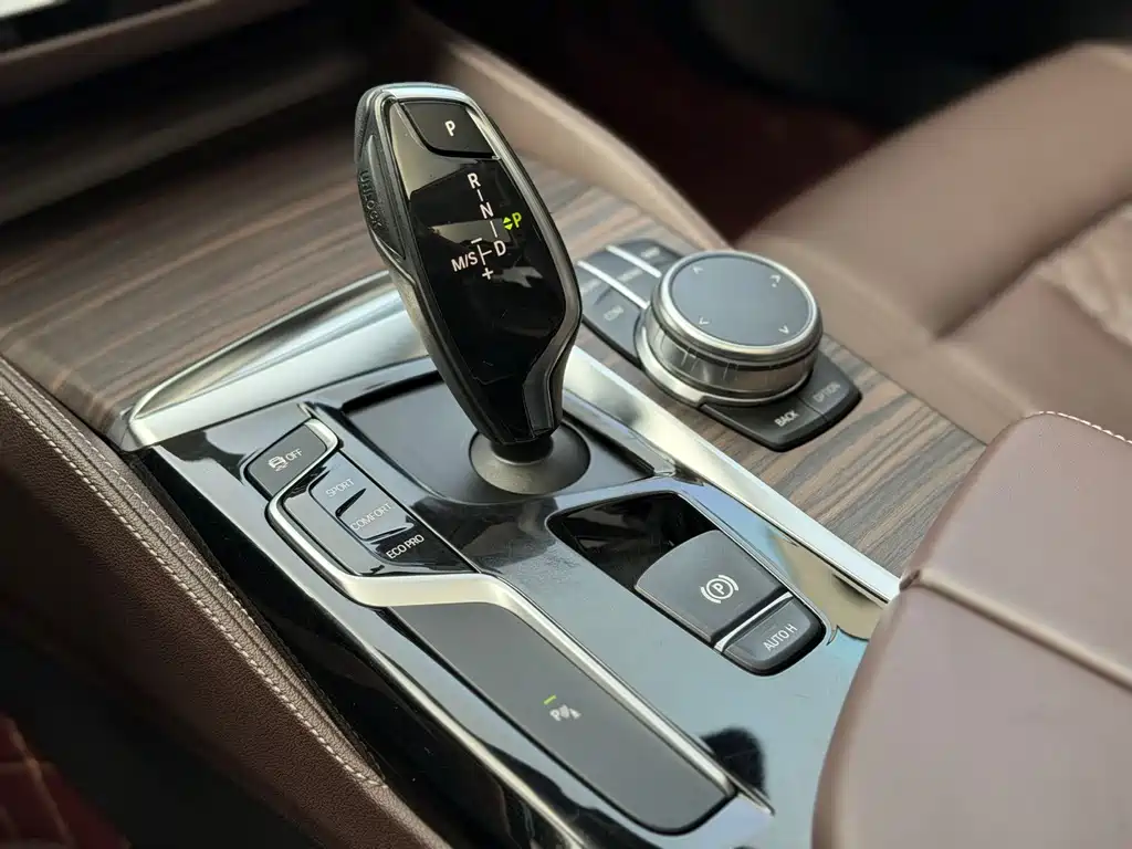 BMW 5 Series — миниатюра 7