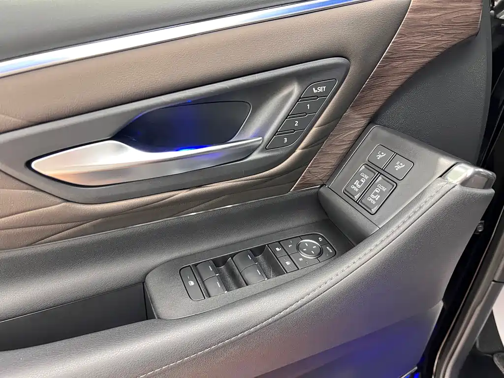 Toyota Alphard — миниатюра 18