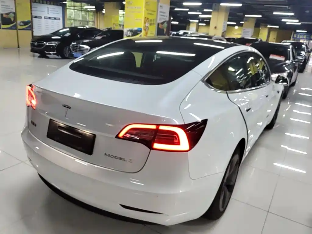 Tesla Model 3 — миниатюра 7