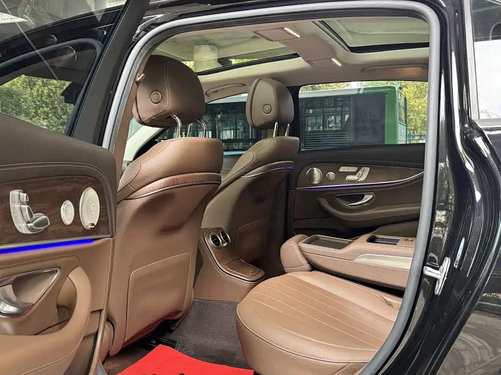 Mercedes-Benz E-Class 2023 — фото 11